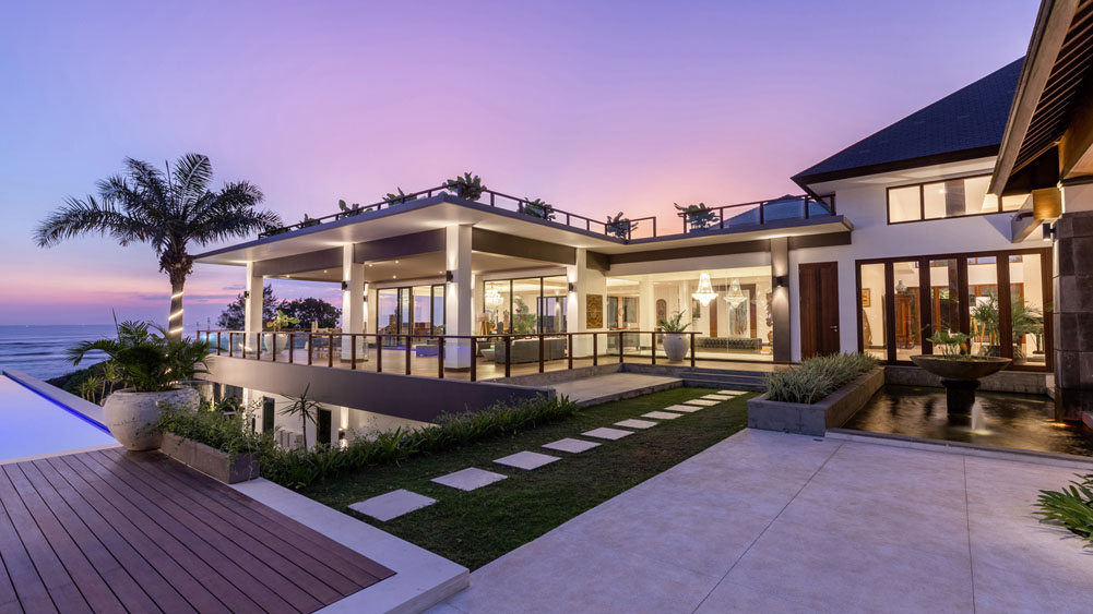 Tirtha Bayu Villa I - Villa and view at night